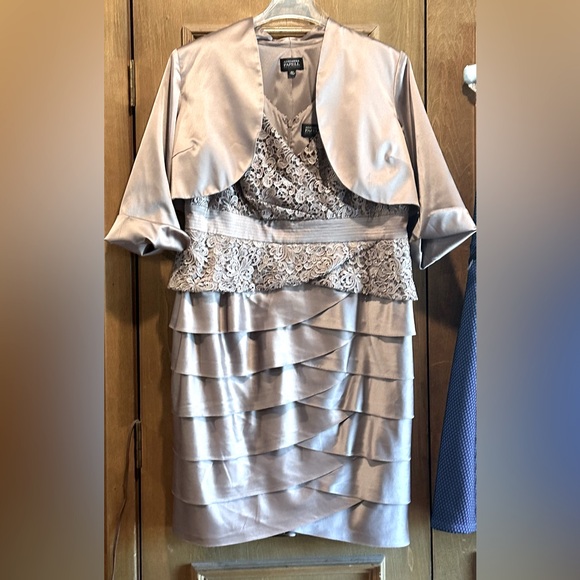 Adrianna Papell Taupe Color Mother of the Bride/Groom Sz 14W Dress w/ Jacket. - Picture 6 of 6